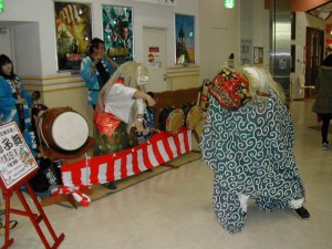 恒例となりました、獅子舞です